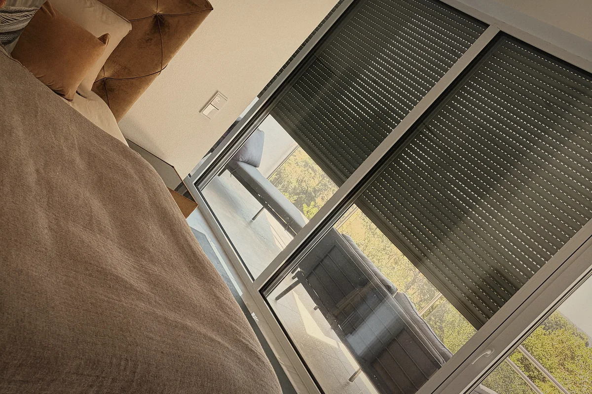 Schlafzimmer des Apartments mit Doppelbett
