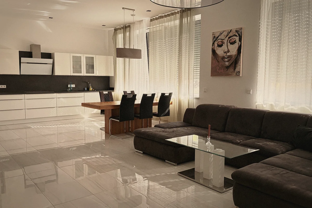 Wohnzimmer des Apartments mit eigener Küchenzeile