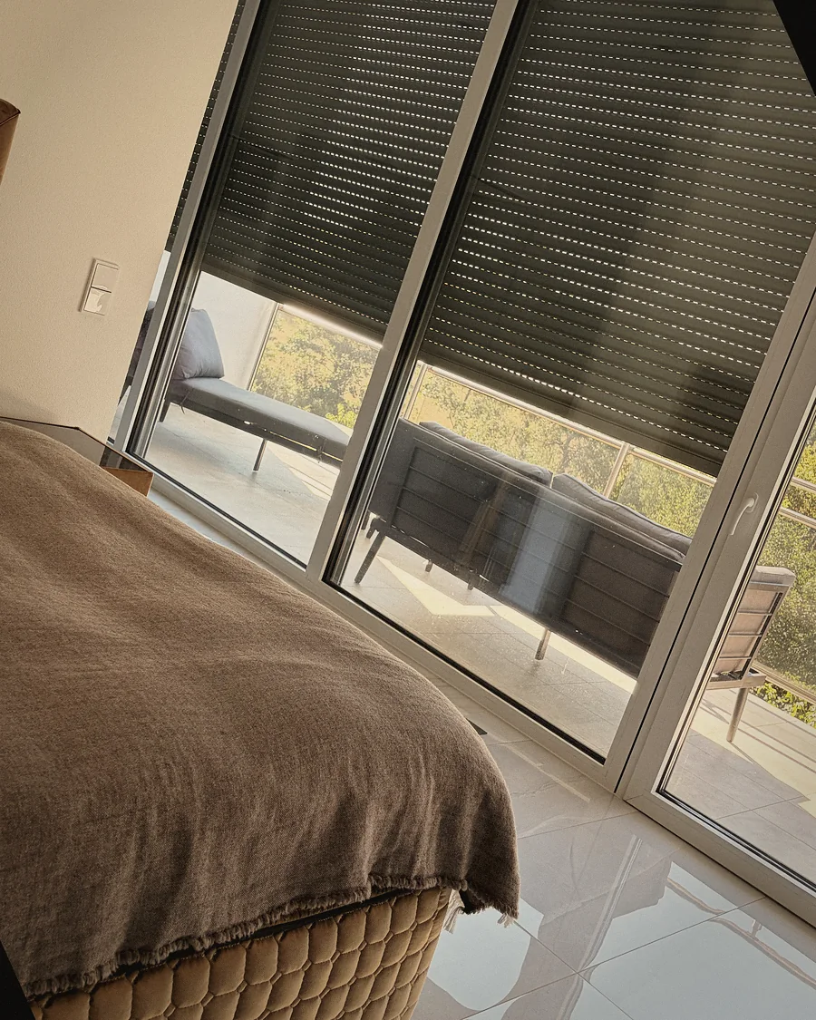 Schlafzimmer mit bodentiefem Fenster
