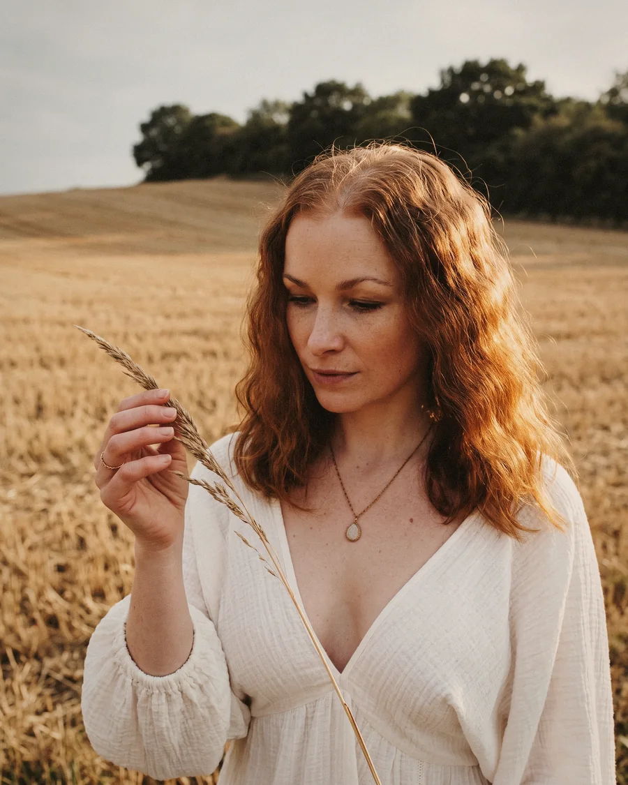 Sarah Bernhard am Feldrand